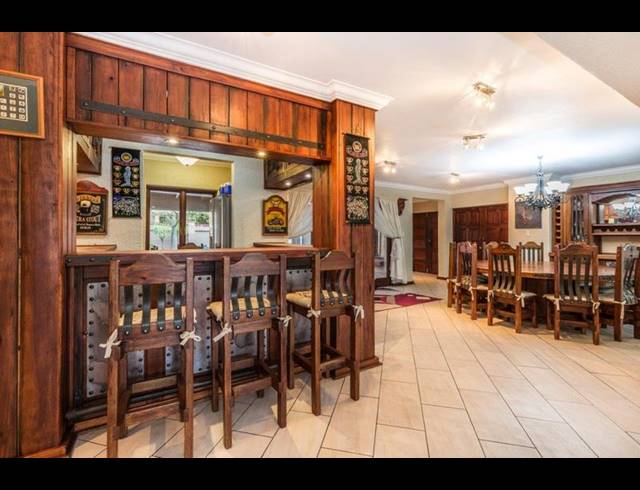 6 BEDROOM HOUSE FOR SALE IN MIDSTREAM ESTATE